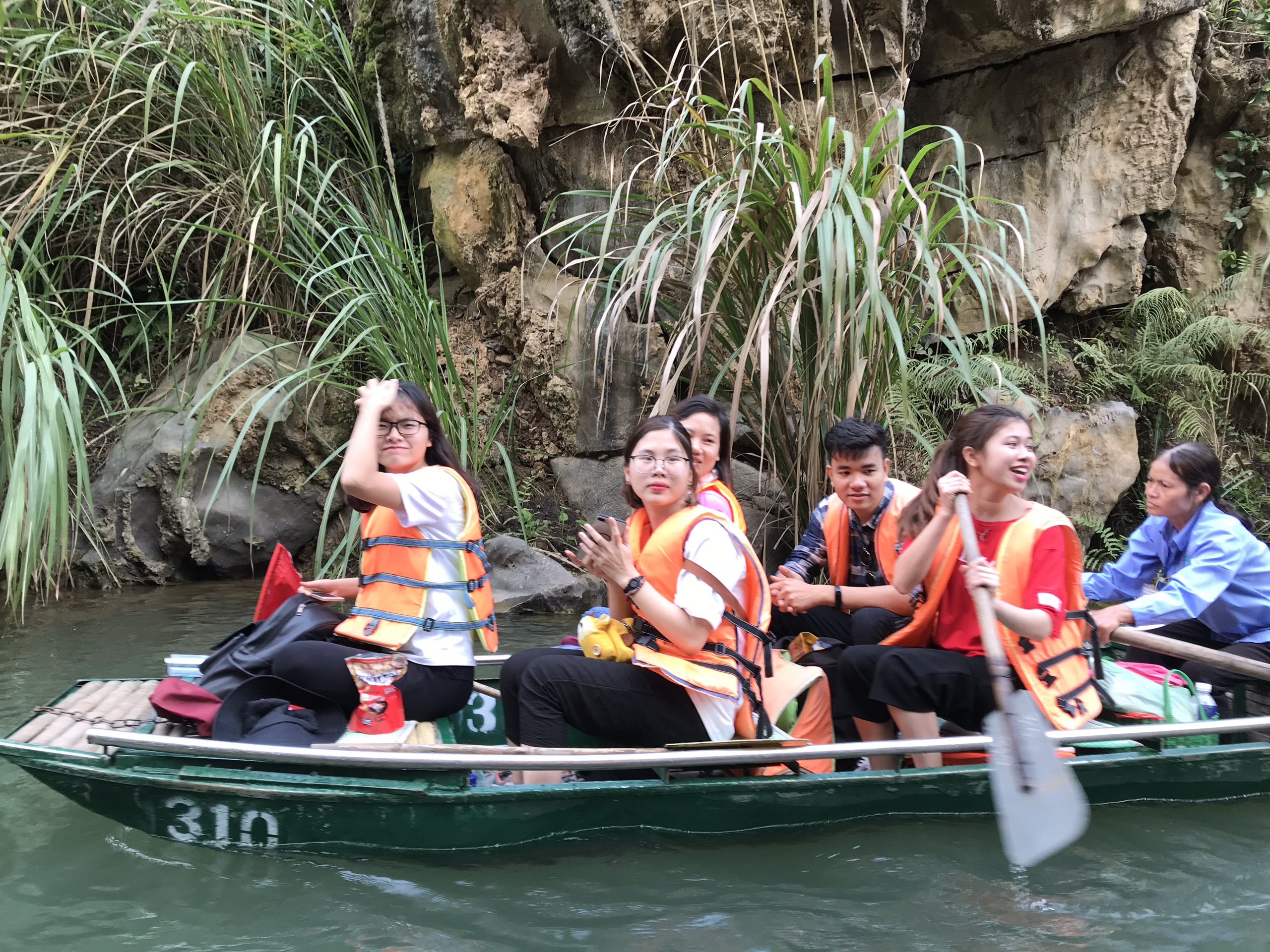 Trải nghiệm cảm giác trèo thuyển, thưởng thức kì quan thiên nhiên Tràng An.